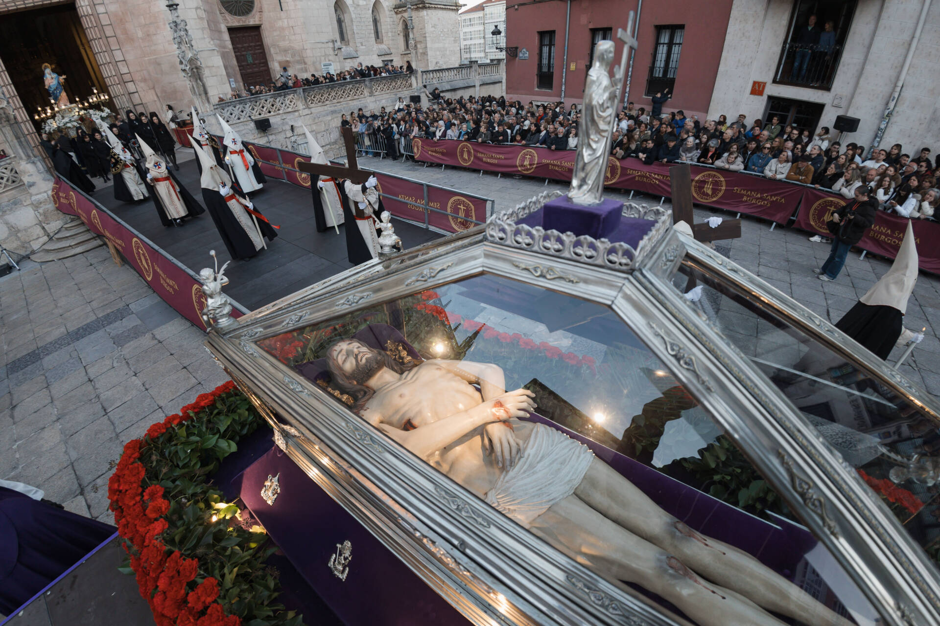 Burgos enmudece ante el paso del Cristo Yacente 8 viernes-santo-burgos-cristo-yacente-procesion-entierro-semana-santa-2026-rodrigomenaruiz_ (92)