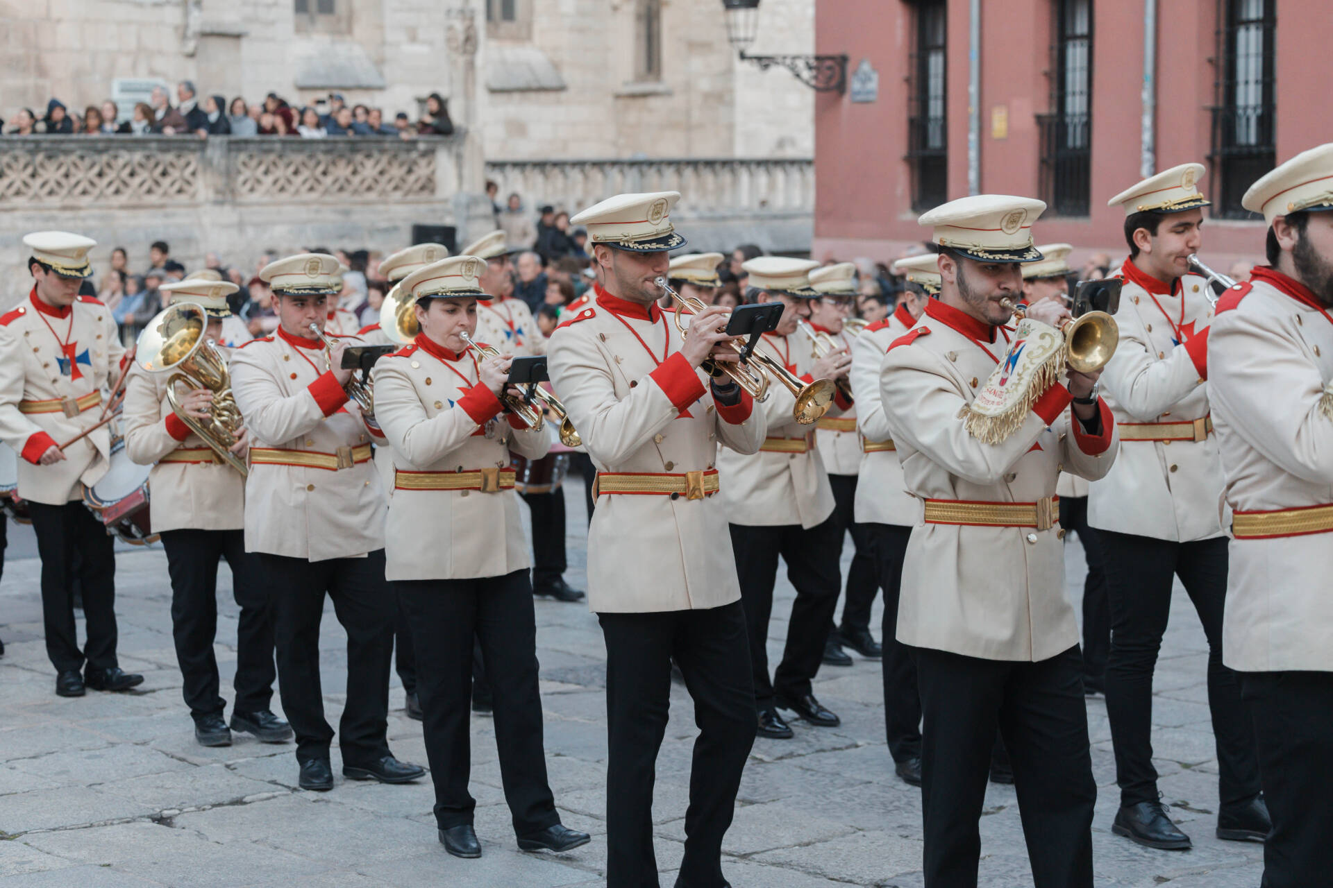 Burgos enmudece ante el paso del Cristo Yacente 7 viernes-santo-burgos-cristo-yacente-procesion-entierro-semana-santa-2026-rodrigomenaruiz_ (93)