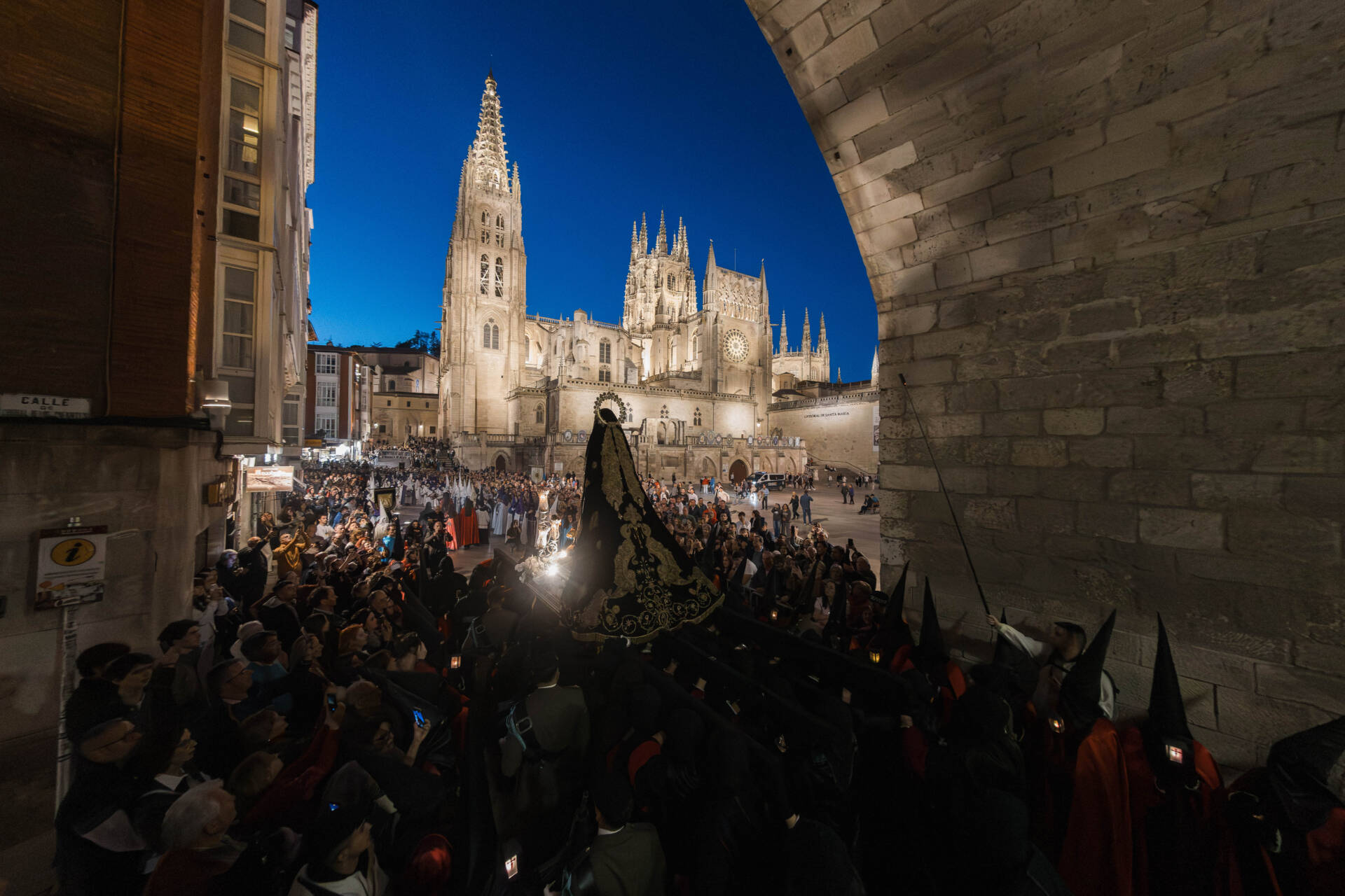 La Soledad llora la muerte de su hijo por las calles de Burgos 3 viernes-santo-burgos-procesión-soledad-semana-santa-2026-rodrigomenaruiz_ (104)