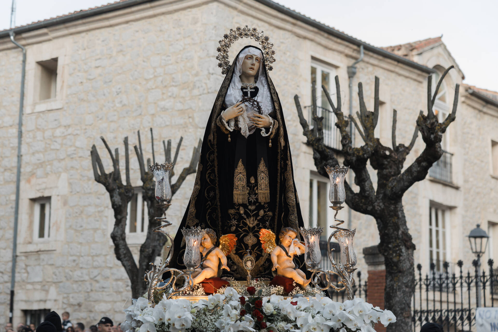 La Soledad llora la muerte de su hijo por las calles de Burgos 1 viernes-santo-burgos-procesión-soledad-semana-santa-2026-rodrigomenaruiz_ (40)