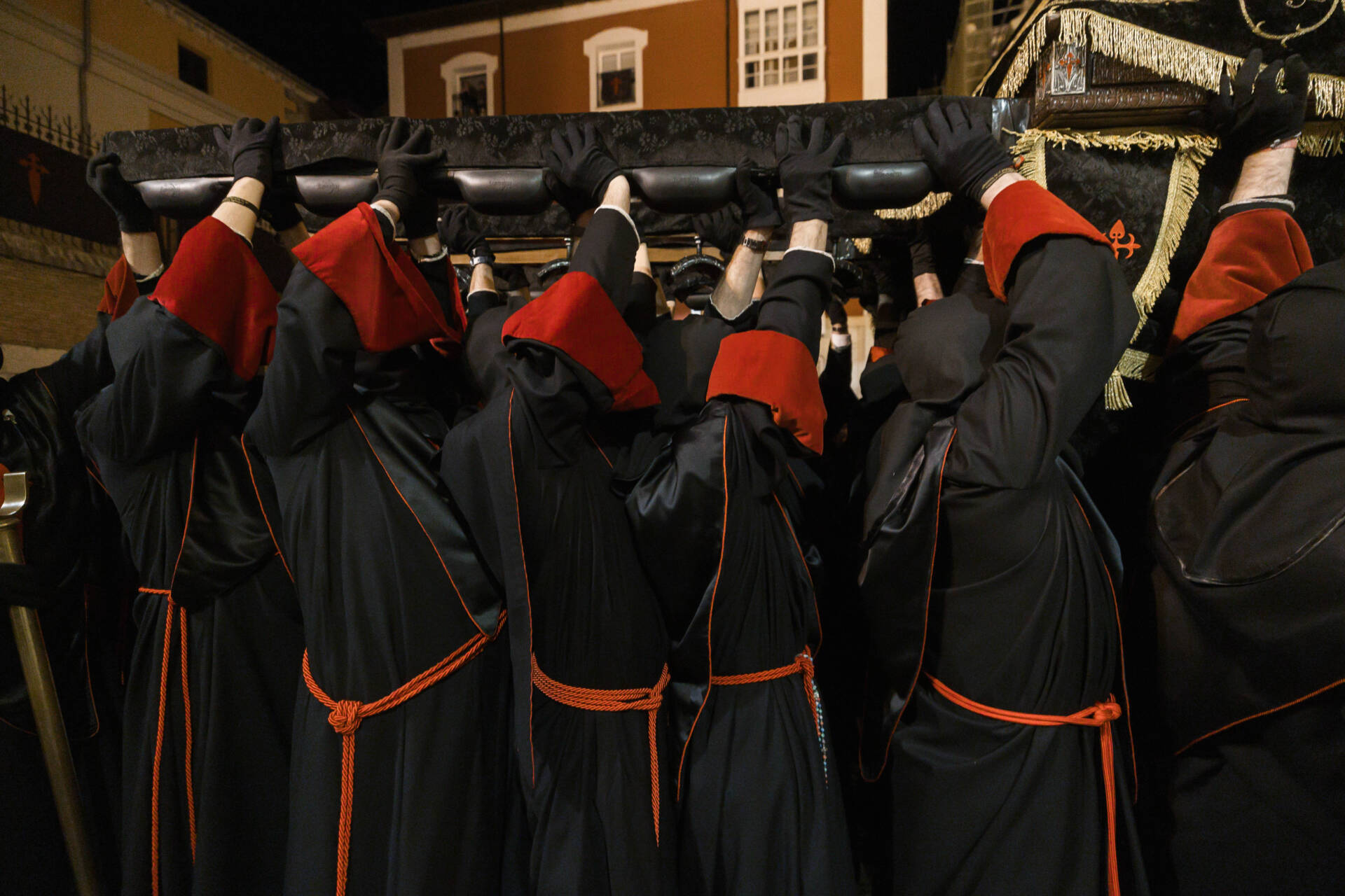 La Soledad llora la muerte de su hijo por las calles de Burgos 4 viernes-santo-burgos-procesión-soledad-semana-santa-2026-rodrigomenaruiz_ (88)