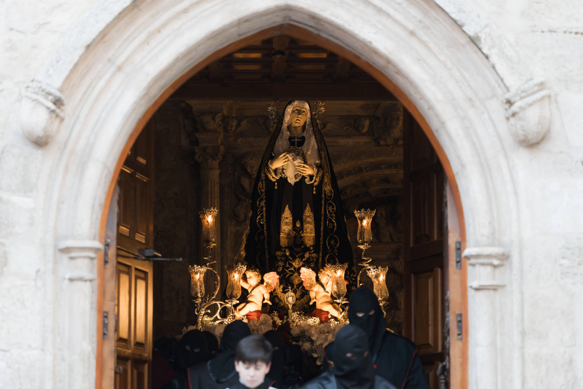 La Soledad llora la muerte de su hijo por las calles de Burgos 5 viernes-santo-burgos-procesión-soledad-semana-santa-2026-rodrigomenaruiz_ (89)