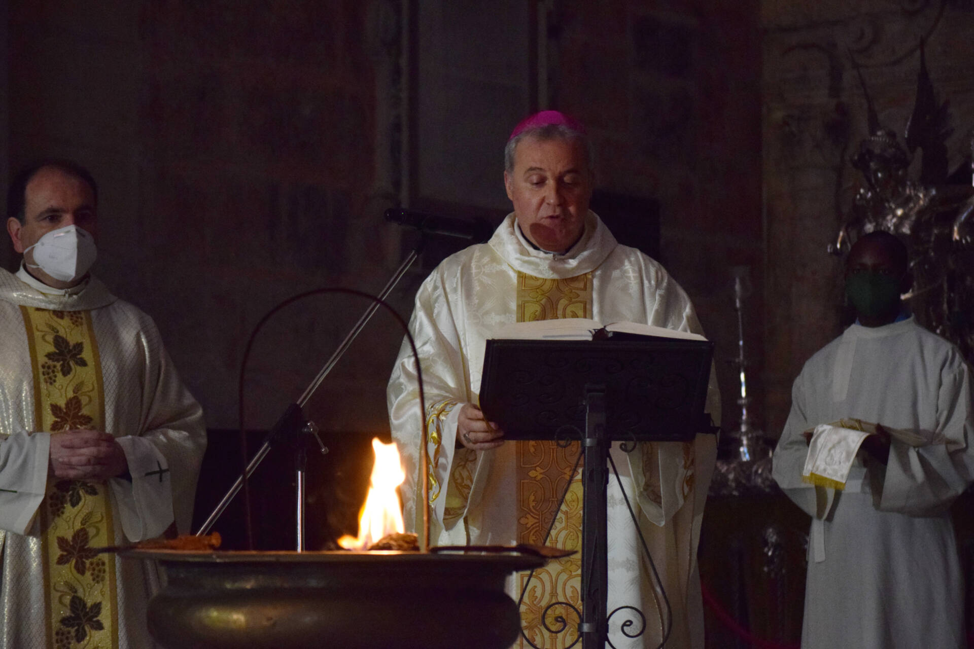 El arzobispo, en la vigilia pascual: «El Señor abrirá para ti el Mar Rojo» 1 vigilia pascual