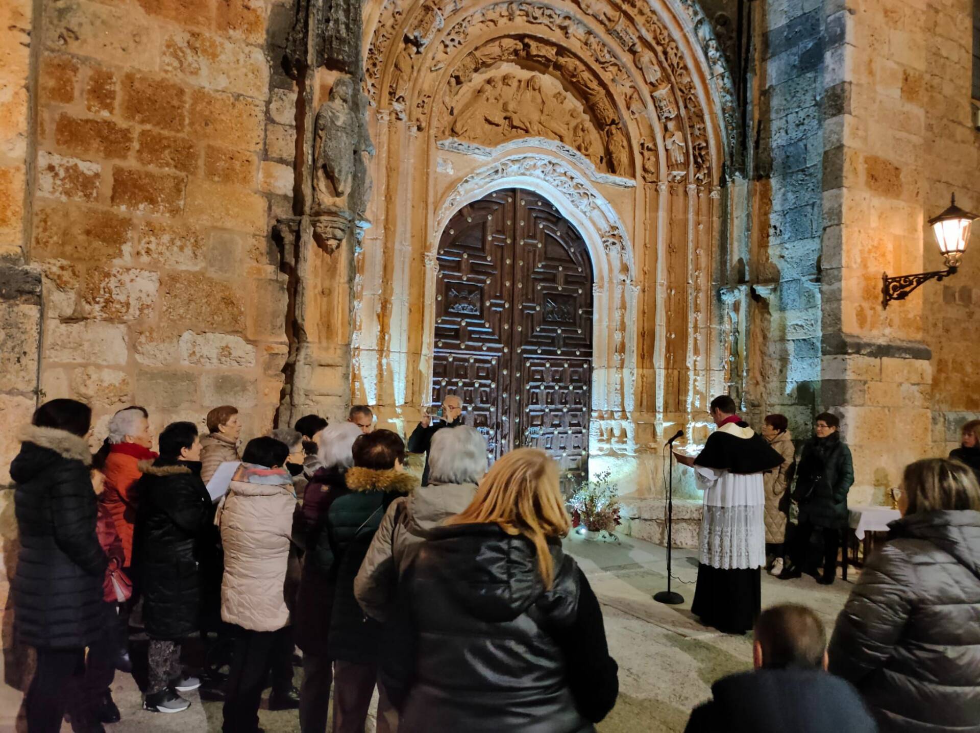 Villahoz estrena la puerta sur de su iglesia parroquial 1 Villahoz estrena la puerta sur de su iglesia parroquial