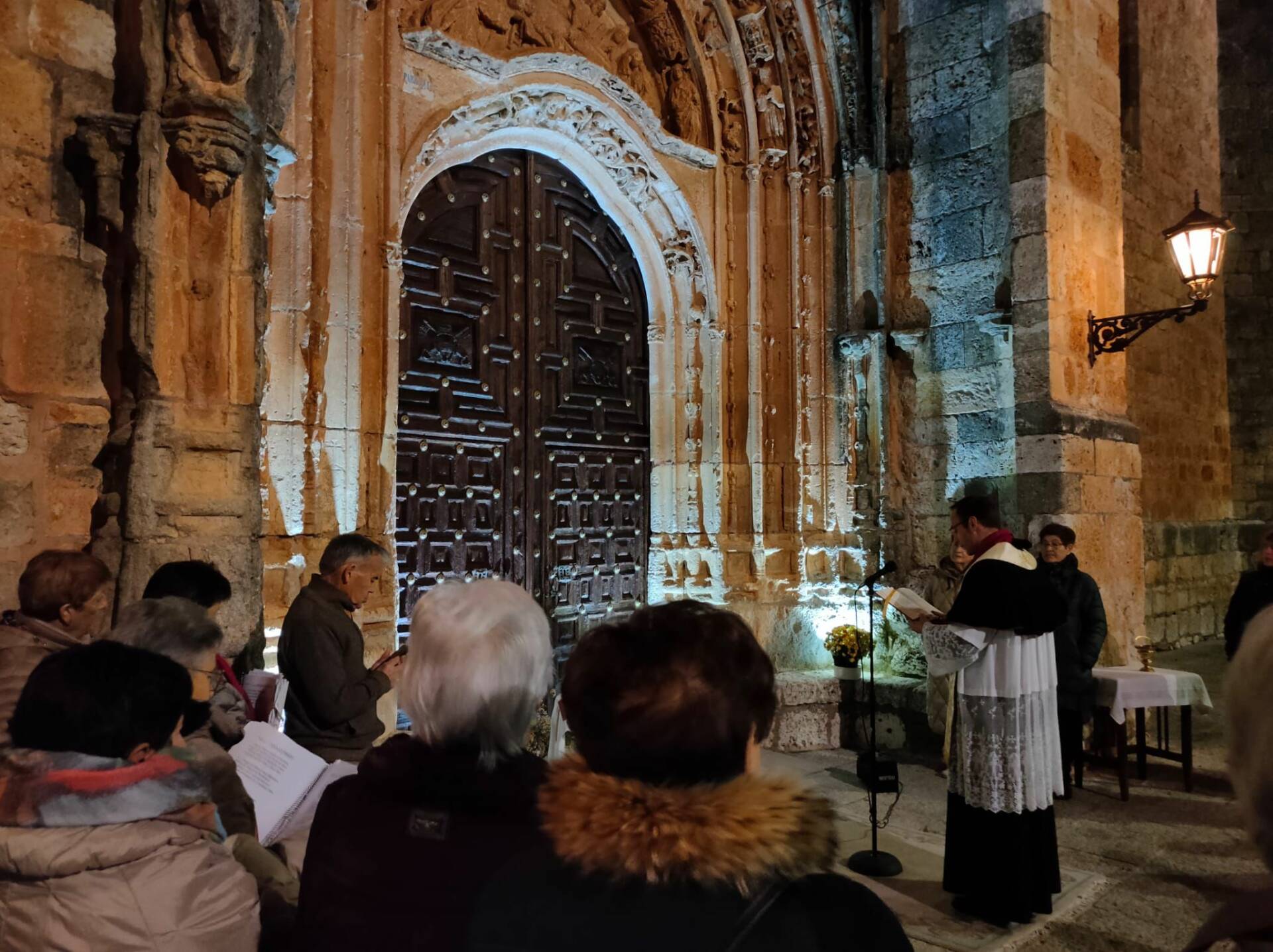 Villahoz estrena la puerta sur de su iglesia parroquial 3 Villahoz estrena la puerta sur de su iglesia parroquial
