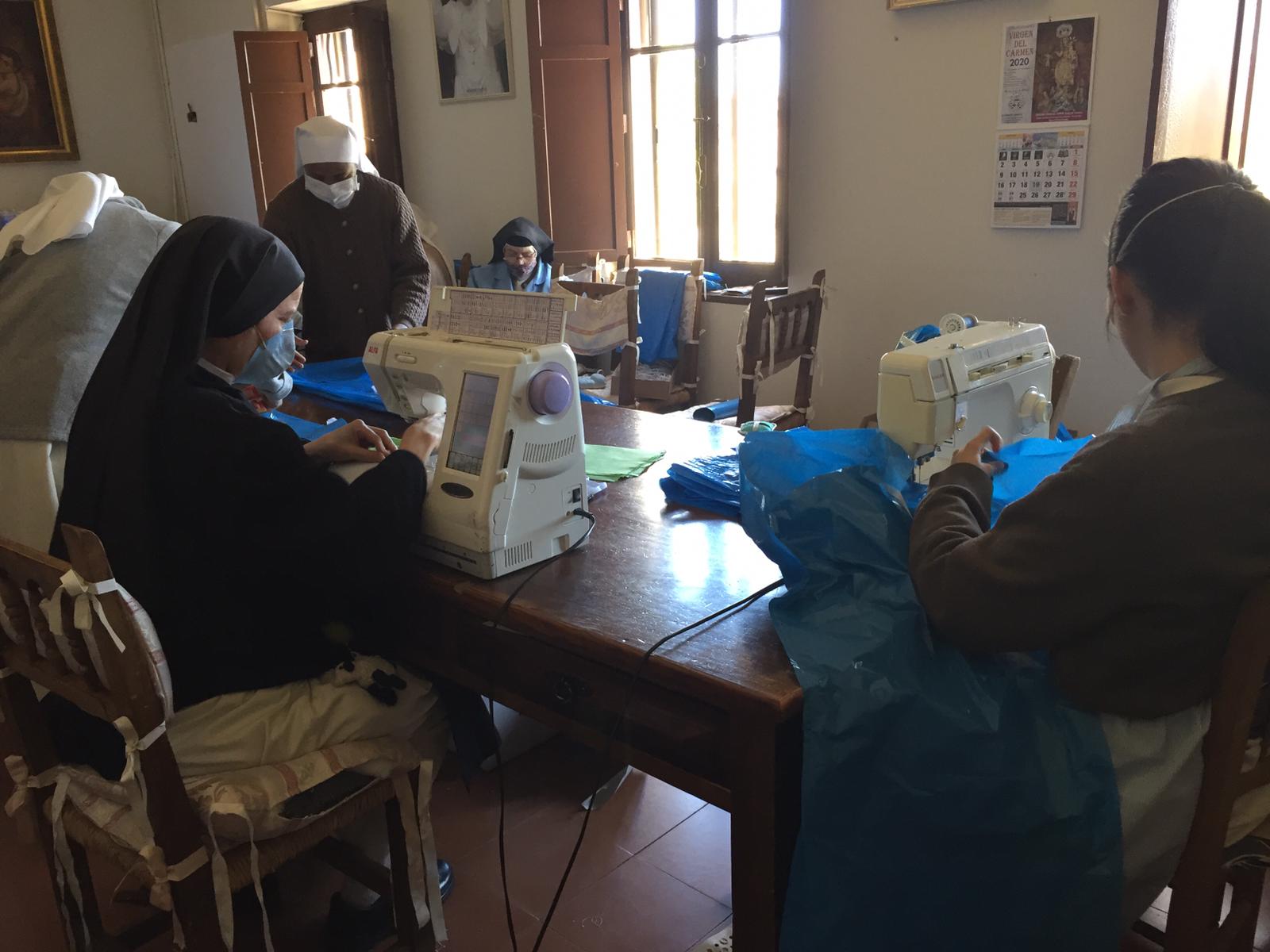Las Cistercienses de Villamayor fabrican batas y mascarillas para sanitarios 6 villamayor de los montes coronavirus