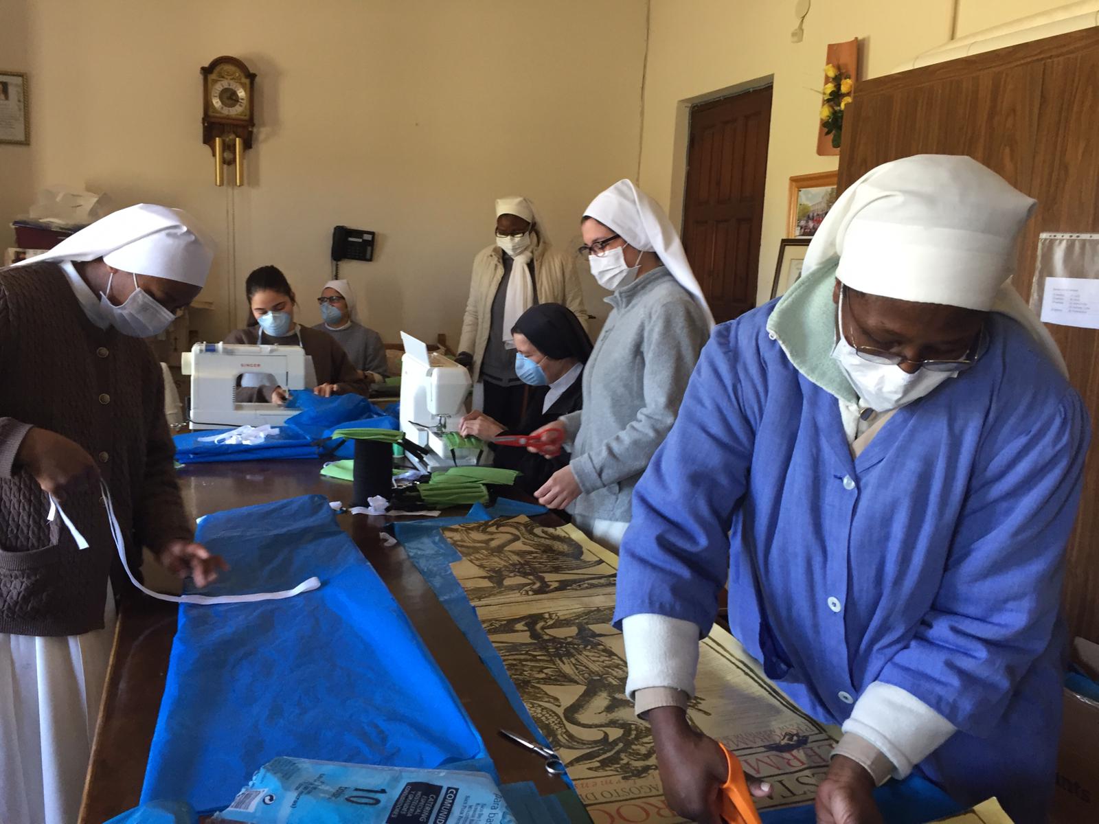 Las Cistercienses de Villamayor fabrican batas y mascarillas para sanitarios 2 villamayor de los montes coronavirus