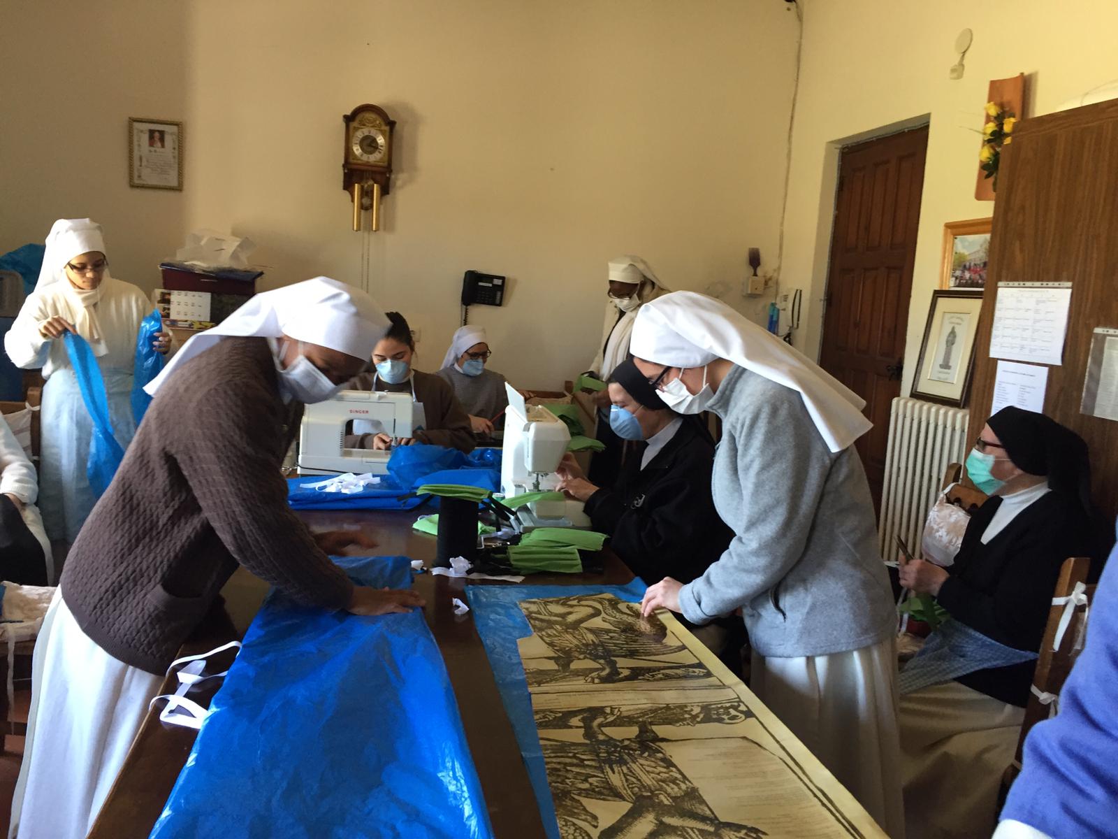Las Cistercienses de Villamayor fabrican batas y mascarillas para sanitarios 3 villamayor coronavirus_4