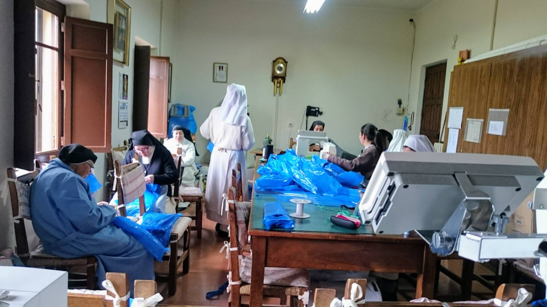 Las Cistercienses de Villamayor fabrican batas y mascarillas para sanitarios 4 villamayor de los montes coronavirus