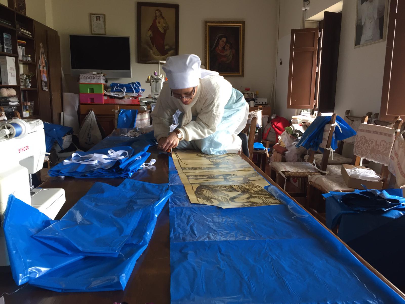 Las Cistercienses de Villamayor fabrican batas y mascarillas para sanitarios 5 villamayor coronavirus_6