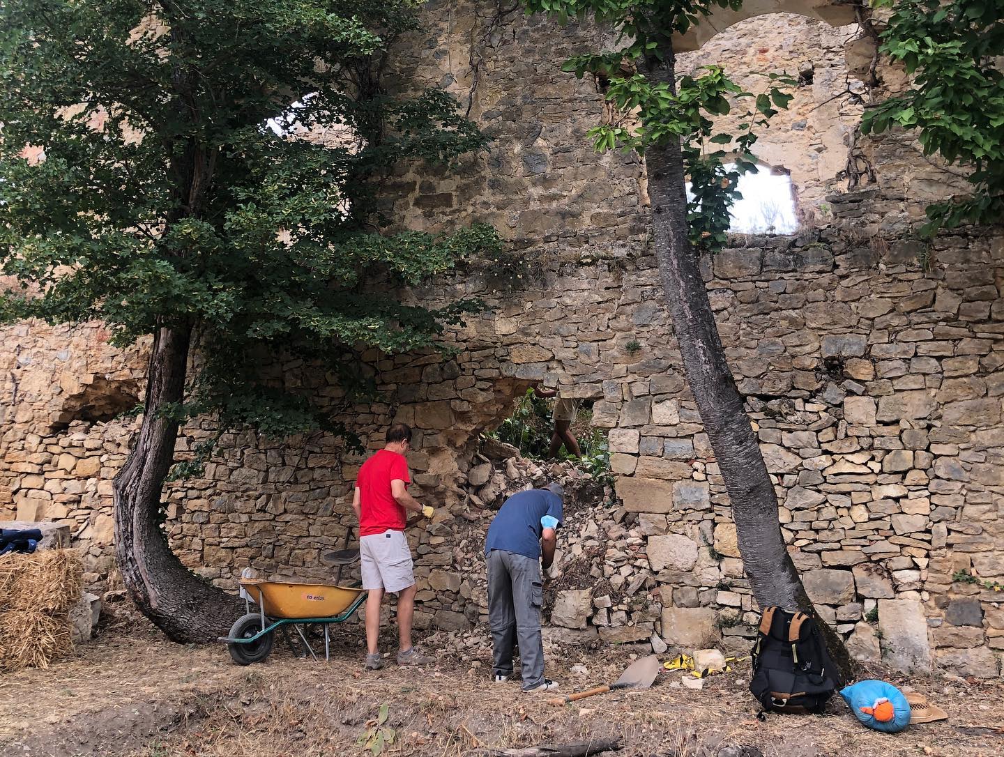 Avalancha de voluntarios para recuperar el monasterio de Rioseco 6 voluntarios Rioseco